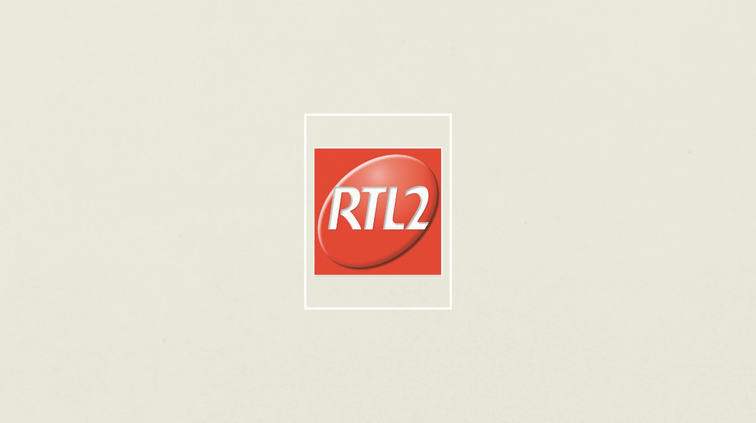 Logo RTL 2, sur aplat de couleur beige.