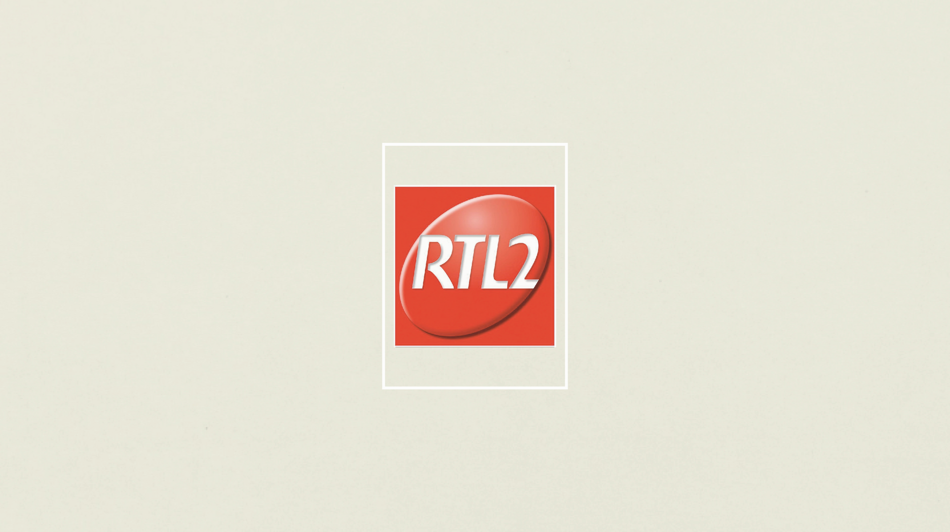 Logo RTL 2, sur aplat de couleur beige.