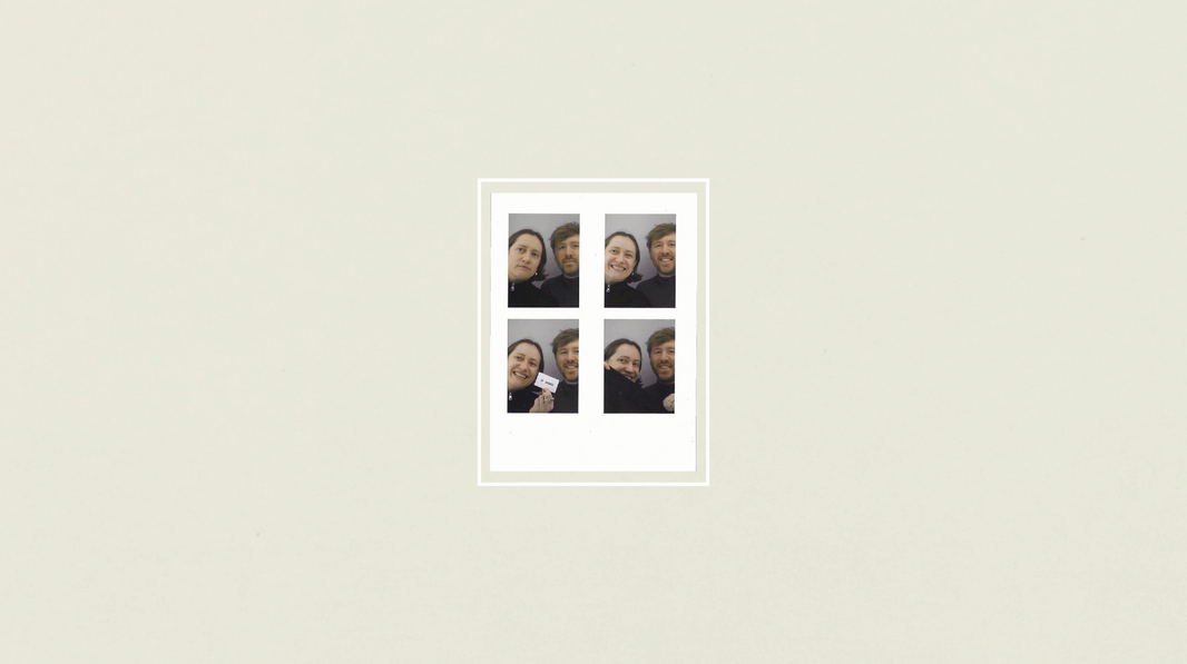 Photomaton des fondateurs 37 degrés, sur aplat de couleur beige. 