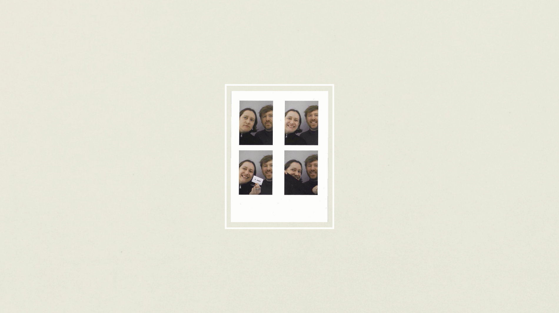 Photomaton des fondateurs 37 degrés, sur aplat de couleur beige. 