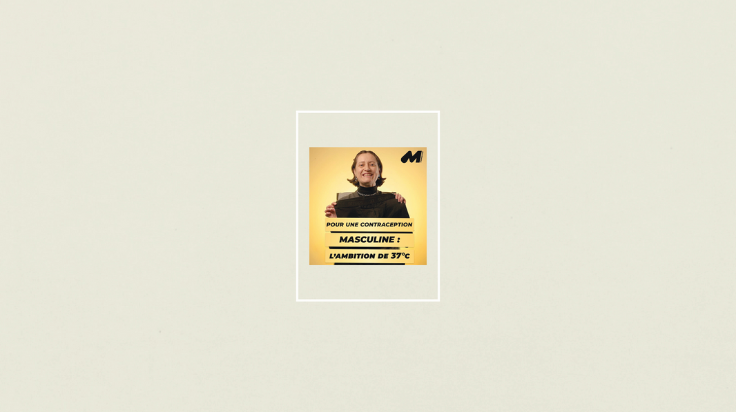 Gaëlle Burcklé, sur fond jaune du podcast Momentum , sur aplat de couleur beige.