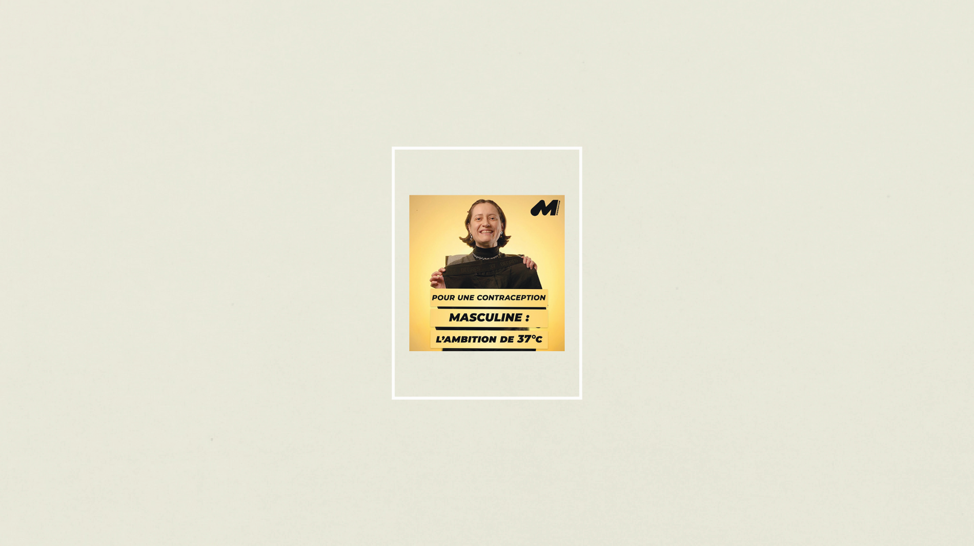 Gaëlle Burcklé, sur fond jaune du podcast Momentum , sur aplat de couleur beige.