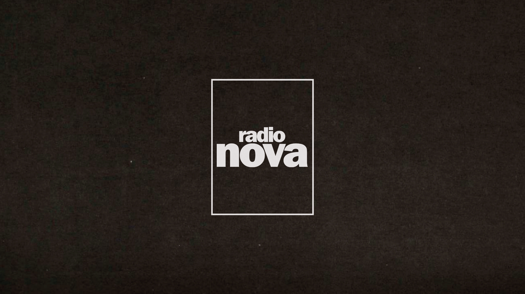 Logo Radio Nova, sur aplat de couleur marron.