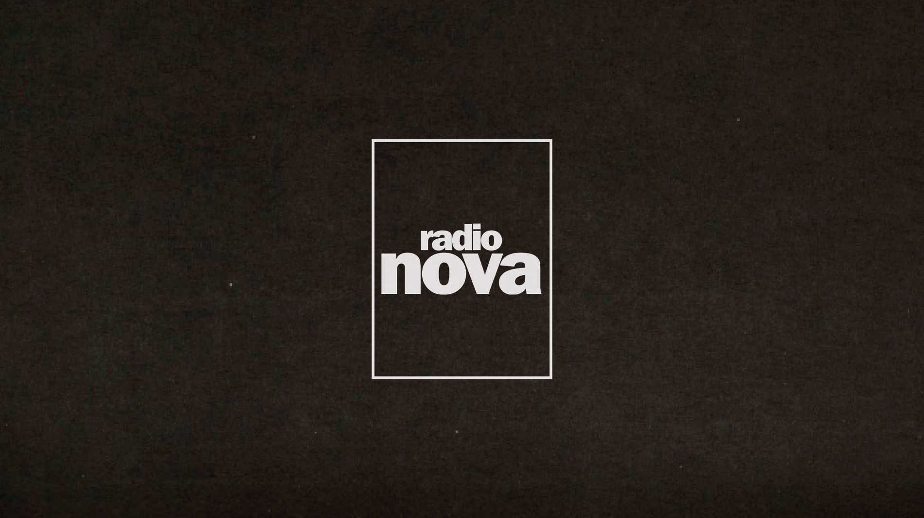 Logo Radio Nova, sur aplat de couleur marron.