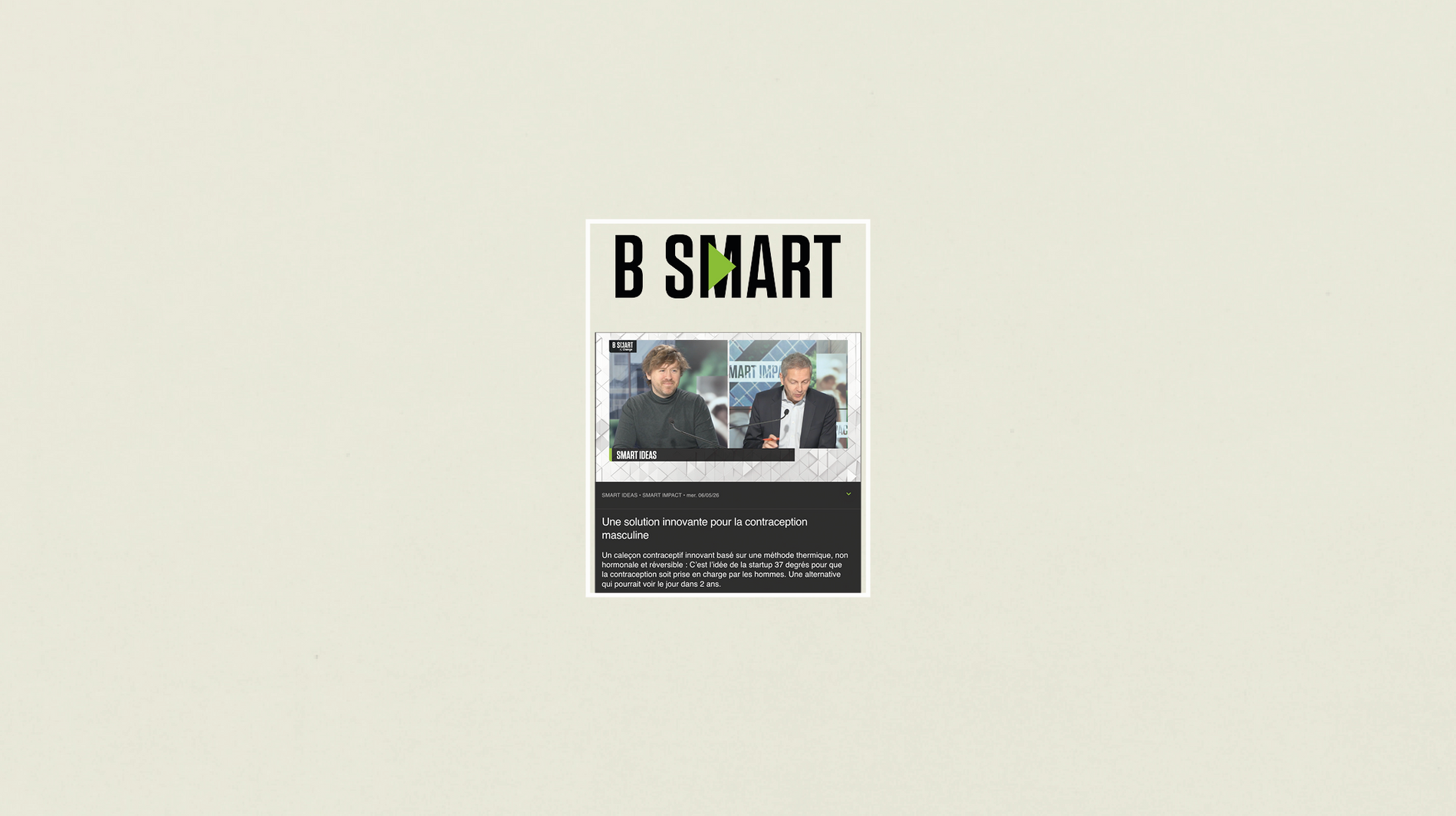 Photo de Matthieu Gilquin et Thomas Hugues sur le plateau de B-smart, logo B-smart sur aplat de couleur beige.