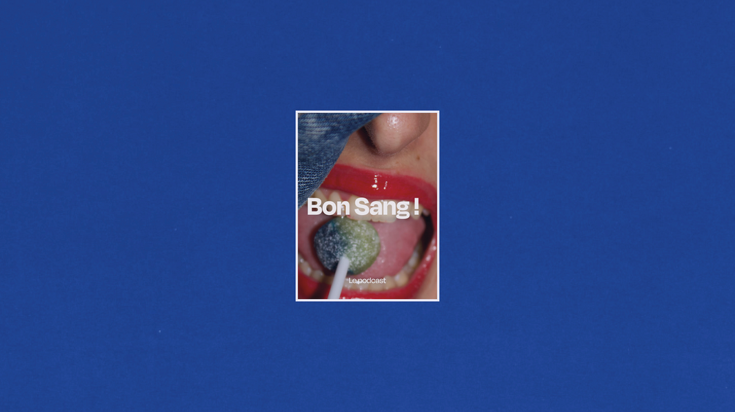 Photo en couleurs d’une sucette dans une bouche, logo de Bon sang le magazine sur aplat de couleur bleu.