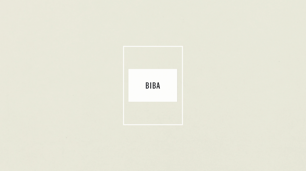 Logo BIBA, sur aplat de couleur beige.